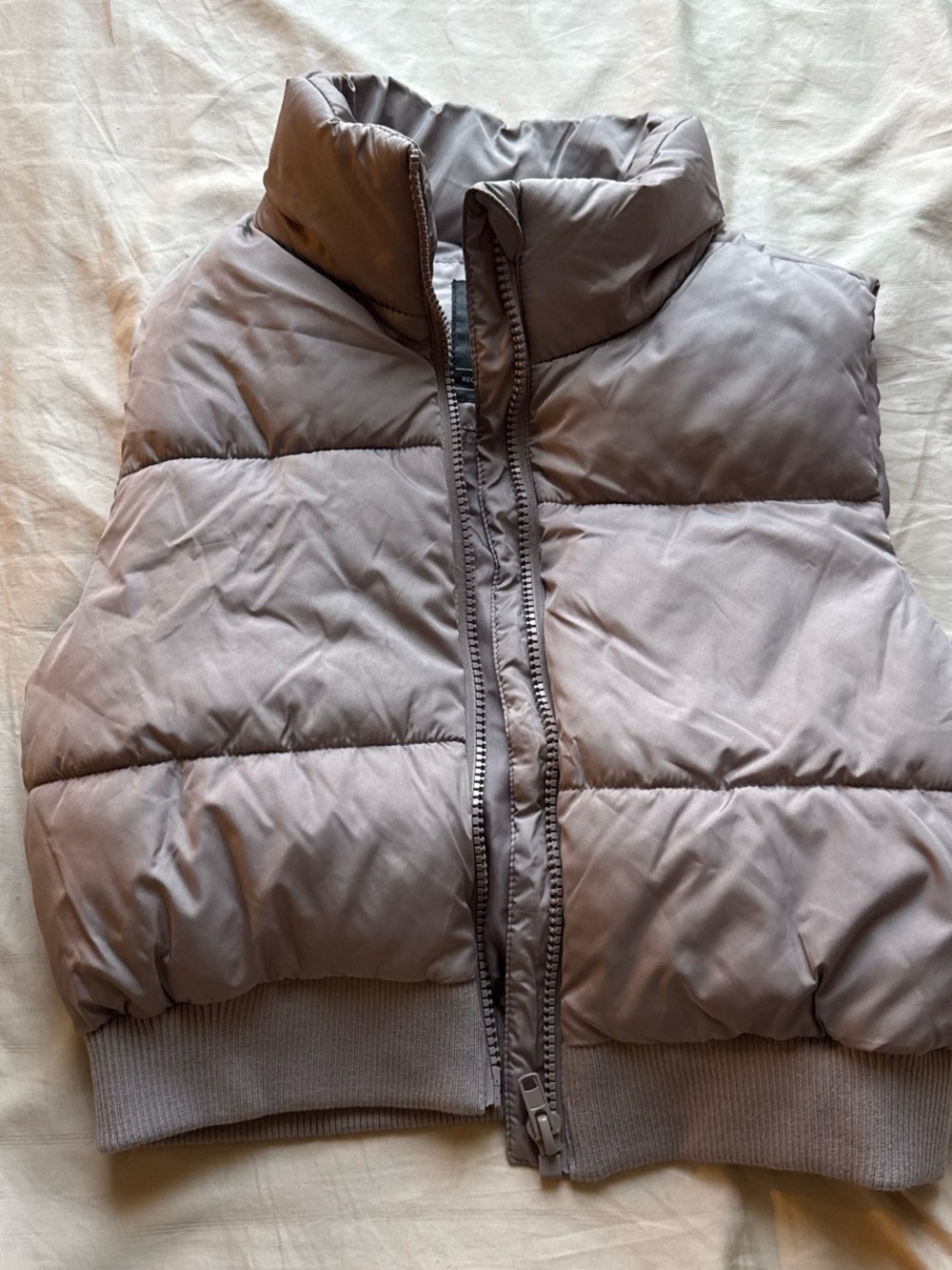 Aeropostale Quilted Puffer Vest in Light Gray Taupe